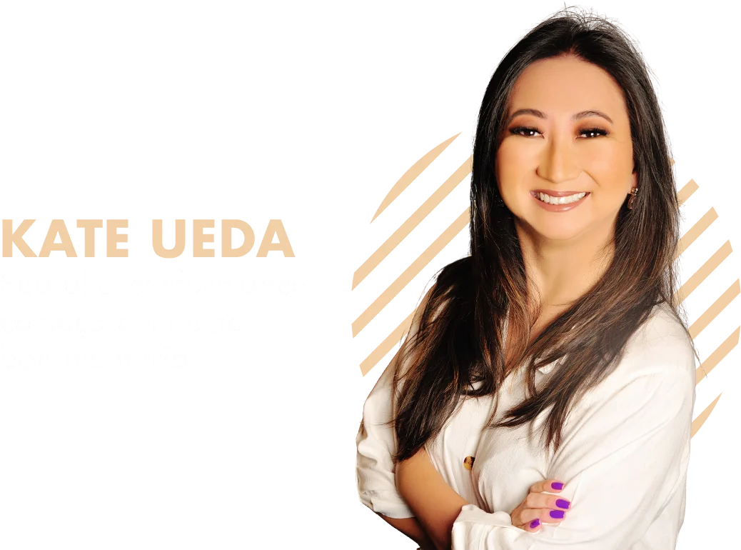 Kate Ueda sorrindo, com os braços cruzados